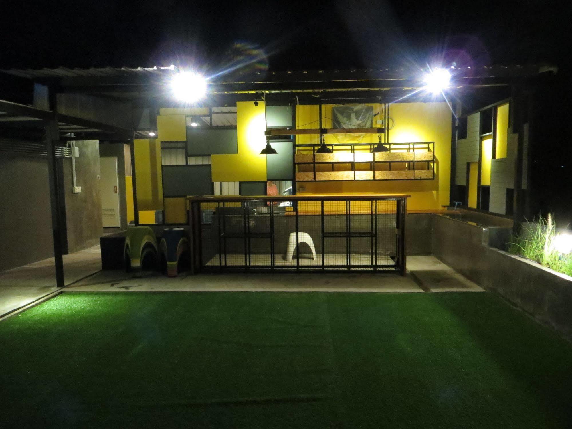 קראבי Oyes Hostel מראה חיצוני תמונה